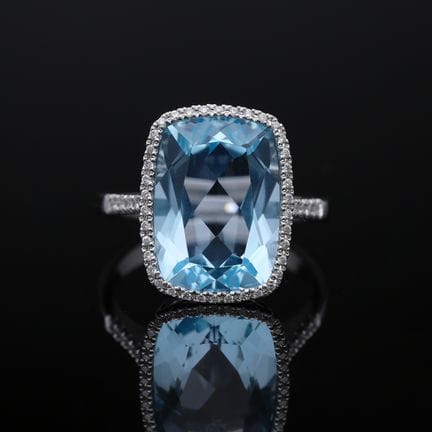 Ring 7,80 ct. Diamonds, Topaz 750 White gold 18 kt