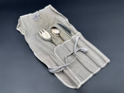 银餐具套装，Cohr，丹麦。三件套，925 银，80 克。
产品描述： 
 状况：非常好 - 略有使