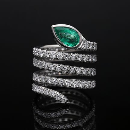 Ring 4,90 ct. Emerald, Diamonds 750 White gold 18 