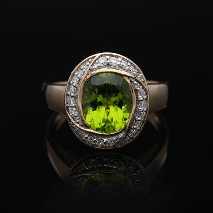Ring 2,89 ct. Peridot, Diamonds 585 Rose gold 14 k