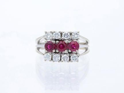Anello con rubini da 1,20 ct e diamanti, oro bianc