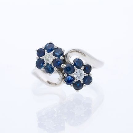 Anello con zaffiri da 1,18 ct e diamanti, oro bian