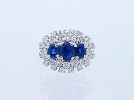Anello con zaffiri da 2,54 ct e diamanti, oro bian