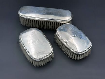 3 antique dress brushes, sterling silver, 408 g, s