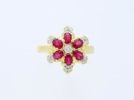 Anello 1,80 ct. Rubini, diamanti 750 Oro giallo 18