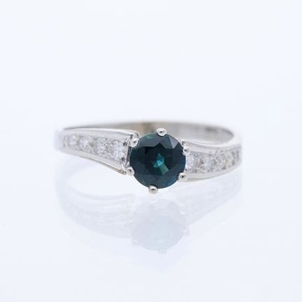 Anello con zaffiro da 0,63 ct e diamanti, oro bian