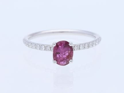 Anello con rubino da 0,97 ct e diamanti, oro bianc