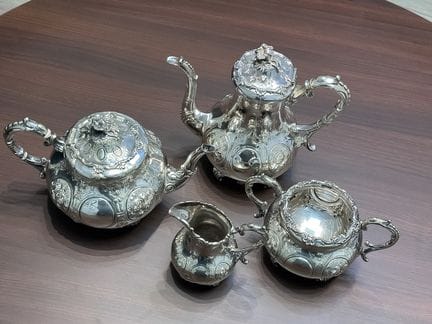 洛可可风格四件套咖啡和茶具，20 世纪
产品描述 
 评论：古董服务包括咖啡壶、茶壶、糖罐和奶精壶。