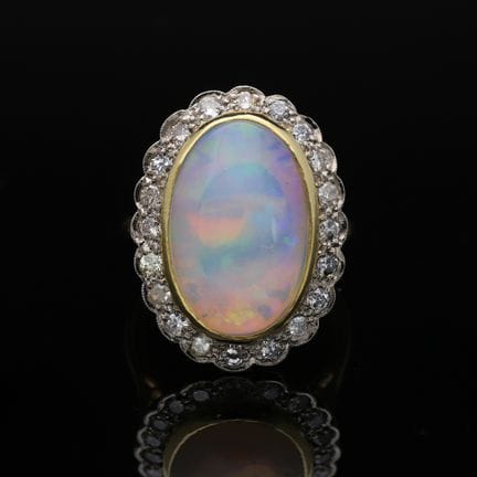 Ring 7,60 ct. Opal, Diamonds 750 Yellow gold 18 kt