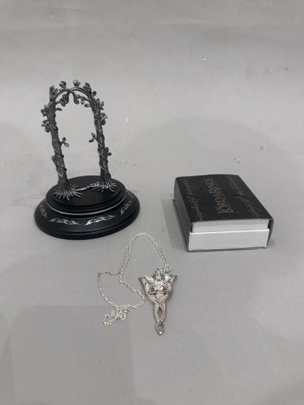 SEIGNEUR DES ANNEAUX
Chaîne et pendentif "Etoile d
