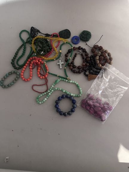 CHINE
Ensemble de COLLIERS et BRACELETS divers en 