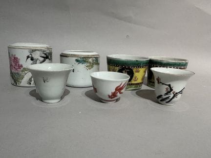 CHINA
Assorted porcelain set: seven mugs and cups.