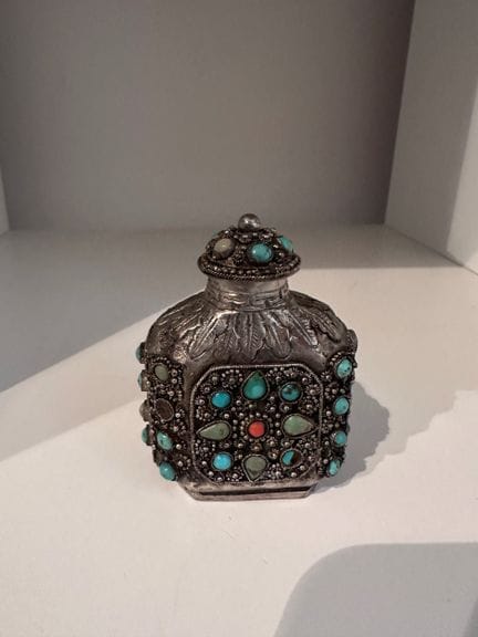 CHINA
Metal and turquoise snuffbox. 
19th century.