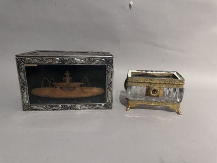 Jewelry box made of engraved metal and copper plat