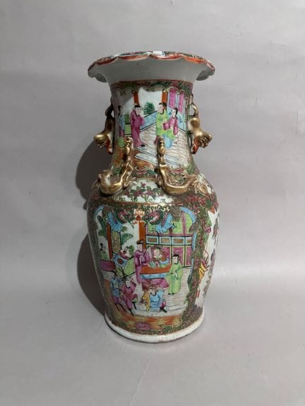 CHINA
Canton porcelain vase decorated with court s