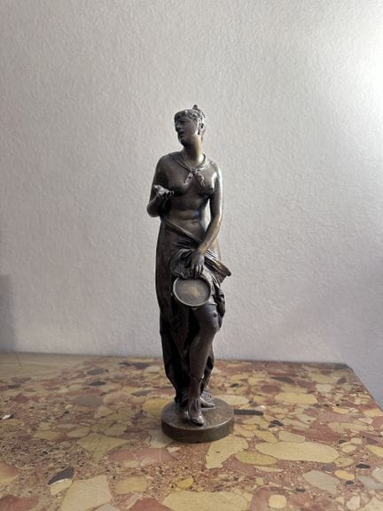 奥古斯特·路易·拉卢埃特（1826—1883）
《弹手鼓的女子》
青铜雕塑，表面呈棕色古铜色，底座处