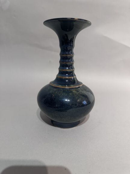 CHINA
Black-glazed ceramic baluster vase. Marked o