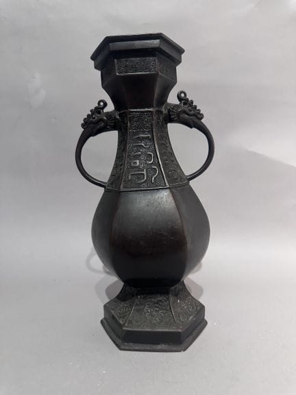 CHINA
Bronze baluster vase with a brown patina, de