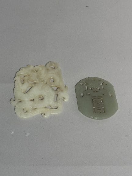 CHINE
Deux PENDENTIFS en pierre dure.
