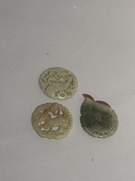 CHINE
Trois PENDENTIFS en jade et pierre dure.