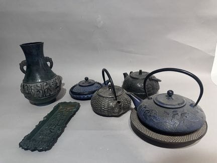 MANETTE
JAPAN
Set of utilitarian bronze objects: t