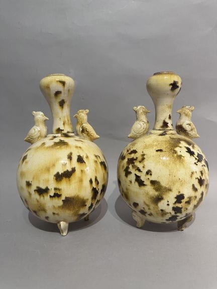 CHINA
Pair of tripod baluster vases made of ochre-