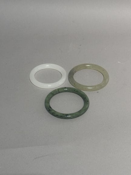CHINE
Trois BRACELETS en jade et pierre dure.