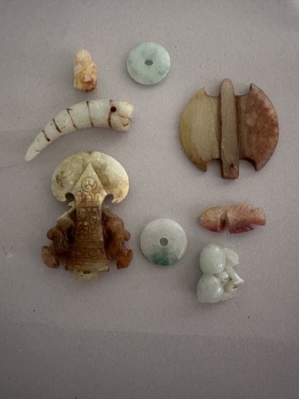 CHINE
Huit PENDENTIFS en pierre dure et jade.