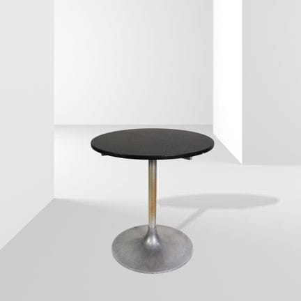 Fabrication italienne, 74 x 69,5 cm. Table basse «