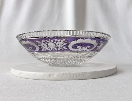 Coupe en cristal taillé doublé violet iridescent, 