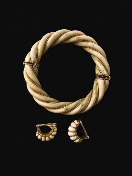 Ivory and 18k gold (750 ‰) set consisting of a twi