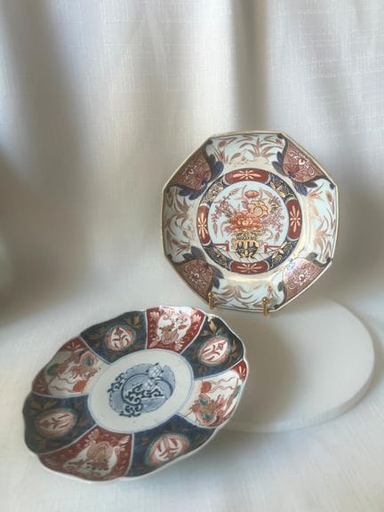 JAPON
Deux assiettes en porcelaine Imari
Diam. 21,