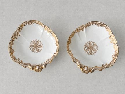 Deux raviers en porcelaine blanche et rehauts à l'