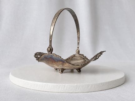 Coupe à anse à décor floral en argent 925.
Travail