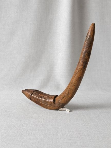 Plantoir de jardinier en bois sculpté à décor géom