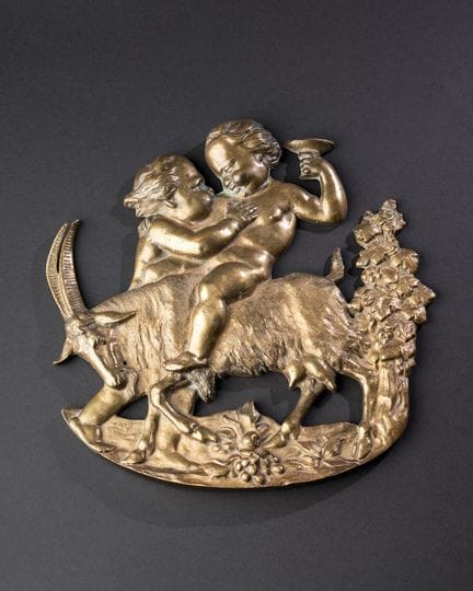 Plaque en bas-relief en bronze ciselé et doré à dé