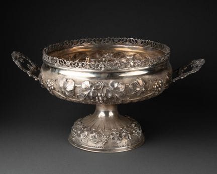 Coupe sur pied en argent 925 millièmes, à décor re