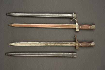 Set di 2 spade-baionetta Berthier M1892. Spade-bai