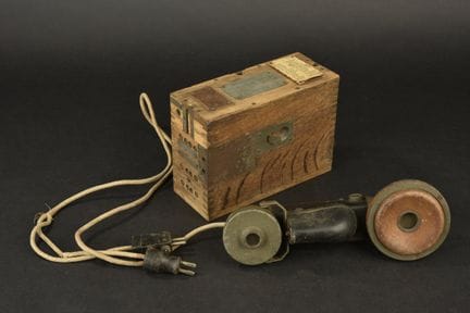 Deutsches Telefon mit Batteriekasten. Feldgrau lac
