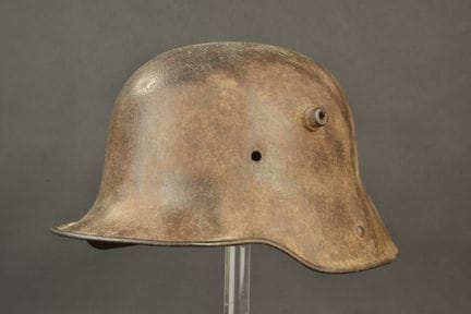 Schale eines deutschen Stahlhelms M16 in Herbsttar