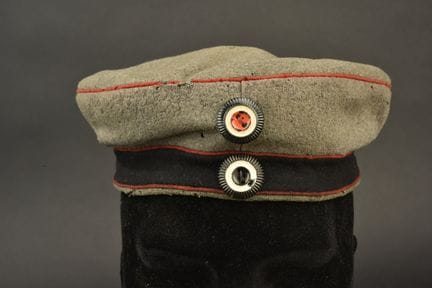 Mütze M1907 feldgrau eines Artilleristen der Garde
