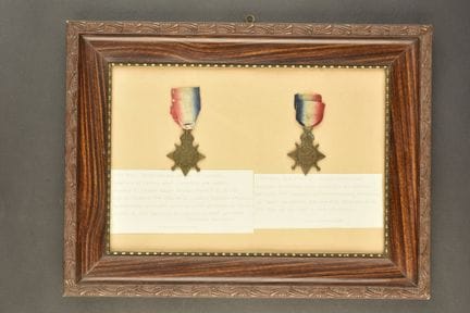 Set di 4 medaglie inglesi. In una cornice, una 191