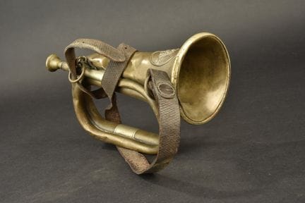 Signalhorn des JR23 mit Trageriemen. Preußisches I