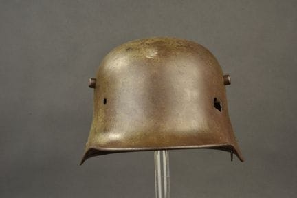Schale eines deutschen Stahlhelms M16 mit Einschla