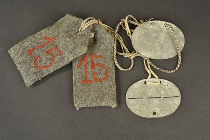 Set aus Schulterklappen und Erkennungsmarken eines