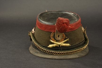 Shako da artigliere belga. Fusto in cartone rivest