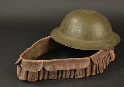 Britischer Patronengurt M1888 und Helmschale. Schö