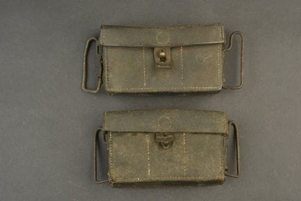 Coppia di cartucciere francesi M1884. In pelle cer