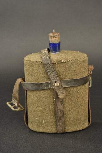 Englische Feldflasche mit Lederhalterung nach Must