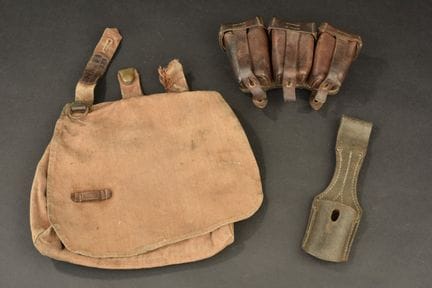 Ausrüstungsset des KAGGR1. Das Set umfasst einen B